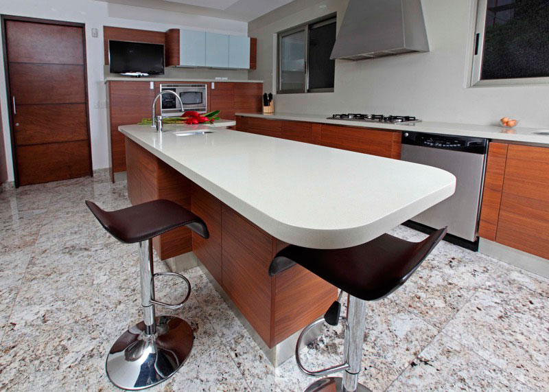 фото кухонной столешницы из искусственного камня под кварц