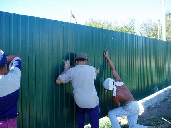 Монтаж листов профнастила на забор