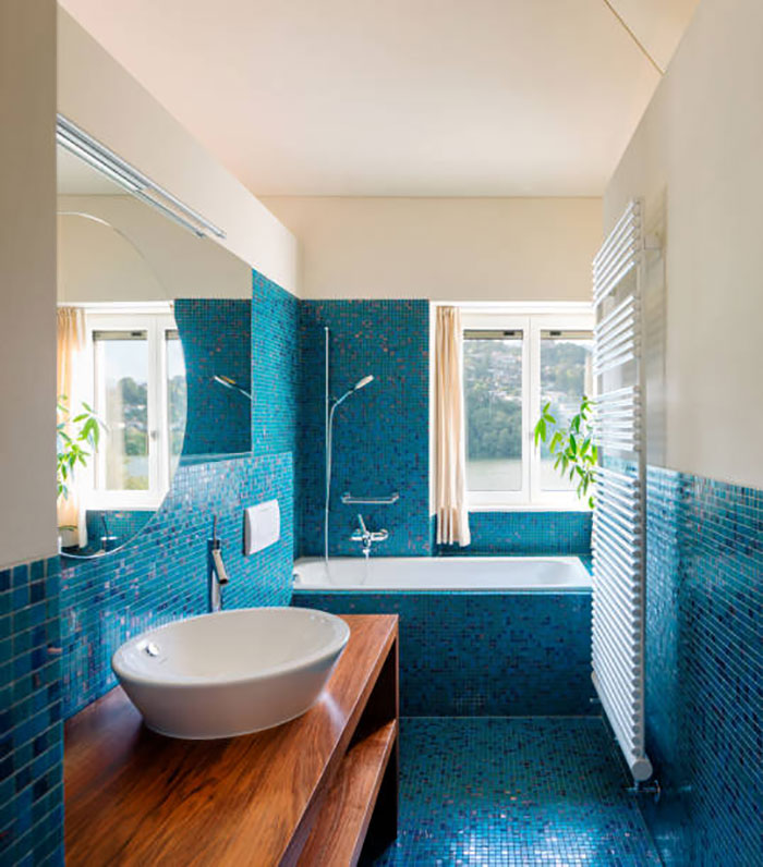 ванная комната синий пол белые стены