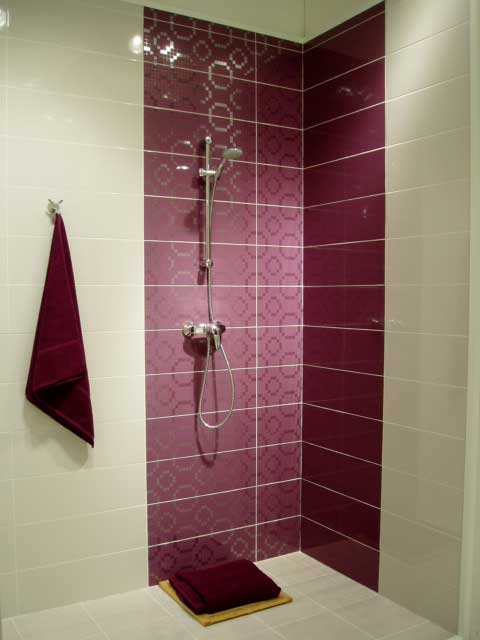 облицовка плиткой и мозаикой стен в ванной