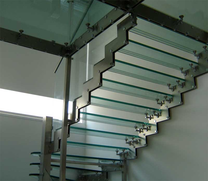 прозрачные ступени стеклянной лестницы
