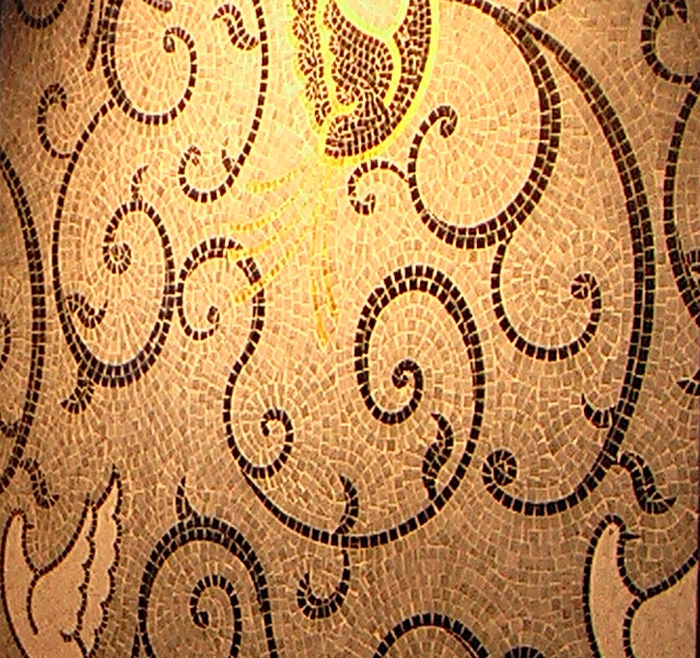 укладка художественного панно из мозаики