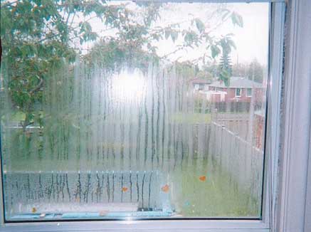 фото плачущего пластикового окна