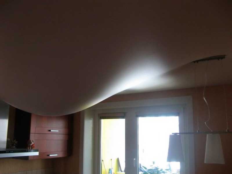 Фото варианта натяжного потолка на кухне