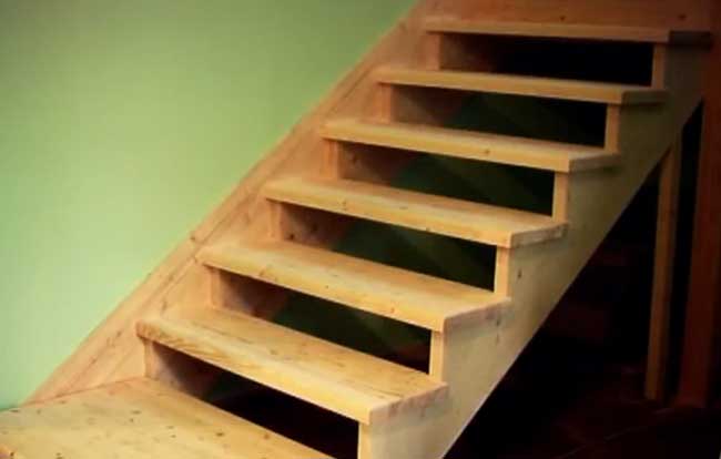 фото лестницы на деревянном косоуре