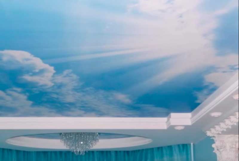 фото натяжного потолка глубое небо