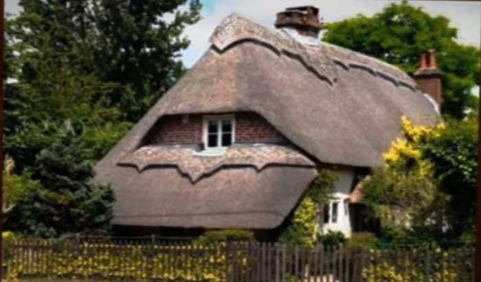 дом с соломенной крышей