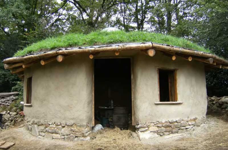 дом с земляной крышей