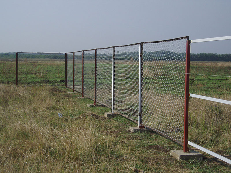 фото забор из сетки рабица