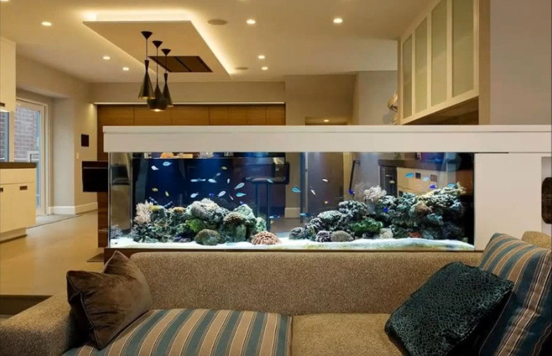 интерьер гостиной в квартире с аквариумом