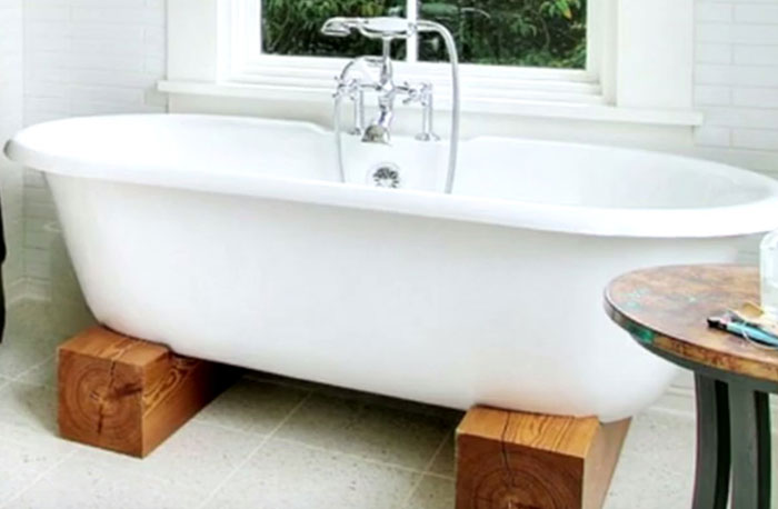 ванна на деревянных чурках