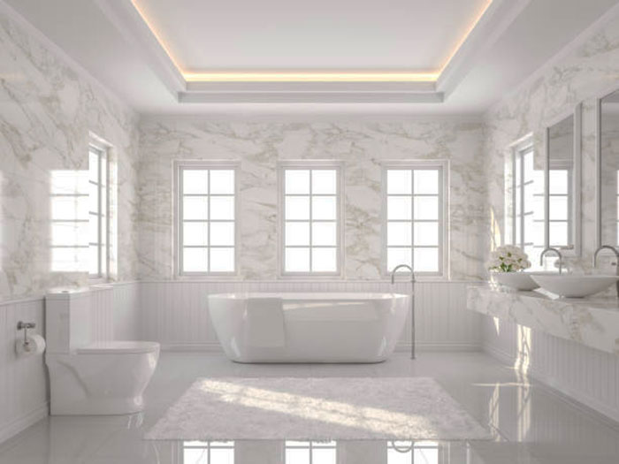 белая ванная в классическом стиле в мраморе
