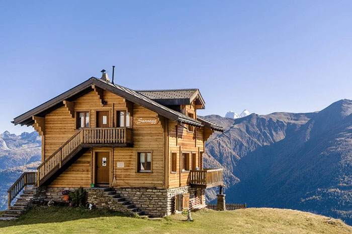 деревянный дом в горах