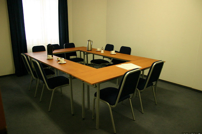 стол в переговорной офиса