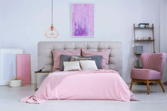 спальня пыльно розового цвета