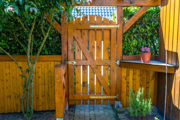 деревянный забор с калиткой фото