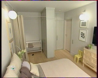 спальня с детской кроваткой в родительской комнате