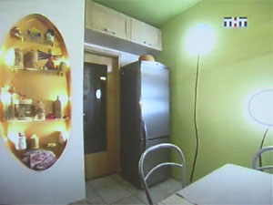Холодильник, коридор на кухне