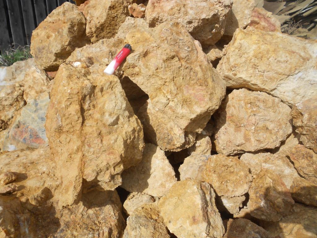 Природный камень 7 камней. Бутовый камень в ландшафте. Скальник камень. Окол камень. Скальник красный.