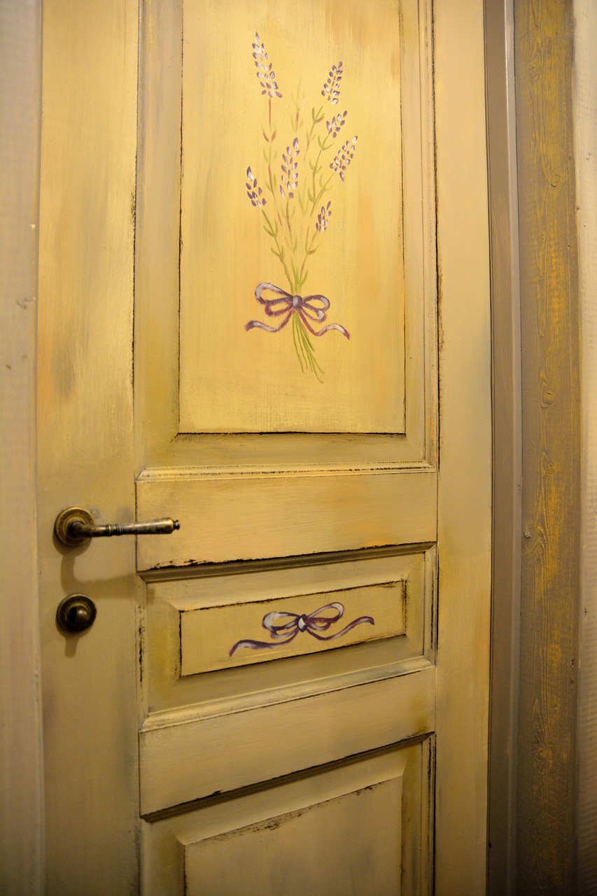 Как красиво покрасить дверь. Декор дверей межкомнатных. Декорирование старой двери. Декорированные межкомнатные двери. Старые межкомнатные двери.