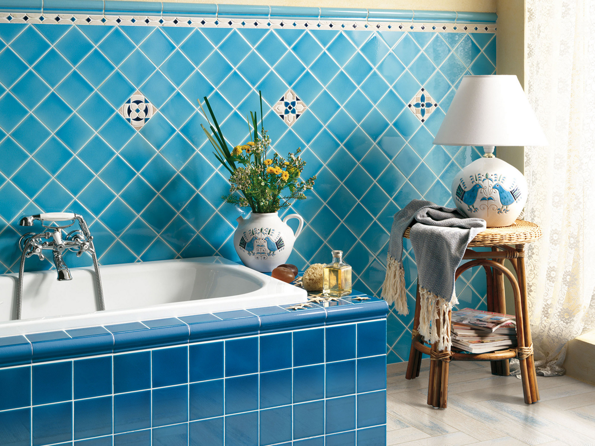 Чем можно обклеить ванну. Плитка в средиземноморском стиле в ванную. Кафель Средиземноморский стиль. Голубая плитка для ванной комнаты. Ванная с голубой плиткой.