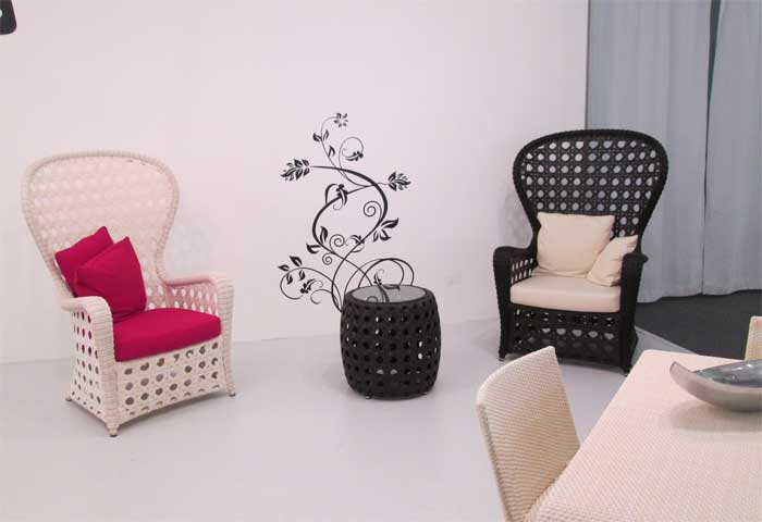 Черное и белое плетеные кресла