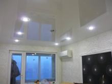 белый потолок с подсветкой по периметру