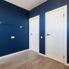 синие стены белые двери