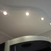 потолок с точечными светильниками
